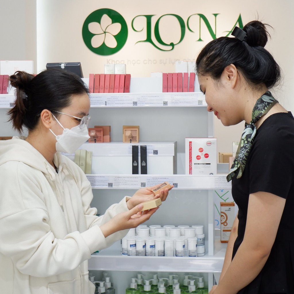 Với thiết kế tinh tế, hình ảnh minh họa shop mỹ phẩm tại cần thơ của cửa hàng này khẳng định khả năng mua mỹ phẩm online ở đâu tốt cần thơ, cung cấp mỹ phẩm giá sỉ cần thơt chất lượng, đồng thời là ví dụ tiêu biểu cho mỹ phẩm tại cần thơ và địa chỉ mỹ phẩm xách tay uy tín.
