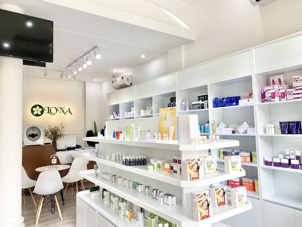 Hình ảnh này cho thấy một shop mỹ phẩm tại cần thơ chuyên nghiệp, nơi giúp khách hàng mua mỹ phẩm online ở đâu tốt cần thơ thông qua các sản phẩm mỹ phẩm giá sỉ cần thơt, đảm bảo chất lượng mỹ phẩm tại cần thơ và là địa chỉ mỹ phẩm xách tay uy tín hàng đầu.