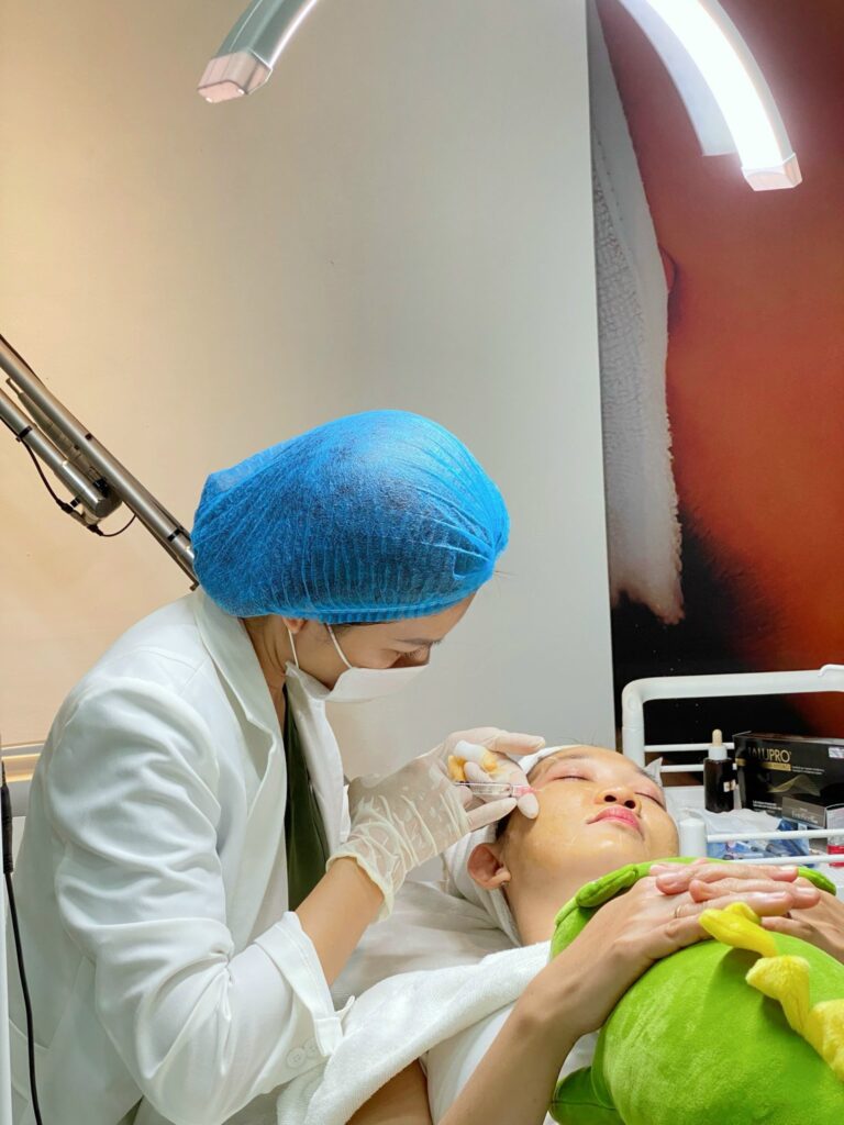 Minh họa quy trình điều trị đạt chuẩn của địa chỉ bác sĩ da liễu Bạc Liêu, với bác sĩ da liễu giỏi Bạc Liễu thực hiện khám da liễu Bạc Liễu tại môi trường phòng khám da liễu Bạc Liêu.