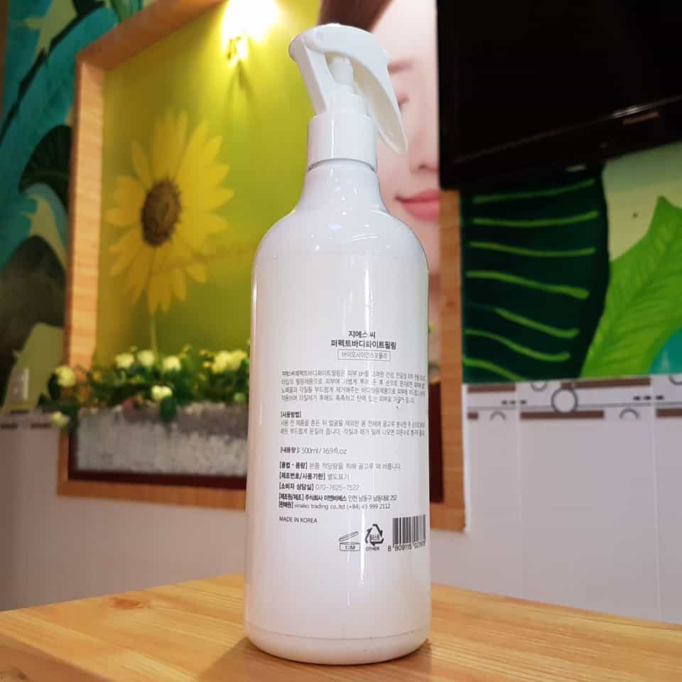 Với công thức chuyên sâu, kem tẩy tế bào chết này được áp dụng trong liệu pháp tắm trắng, hỗ trợ loại bỏ bụi bẩn và kích thích da trở nên sáng khỏe tự nhiên.