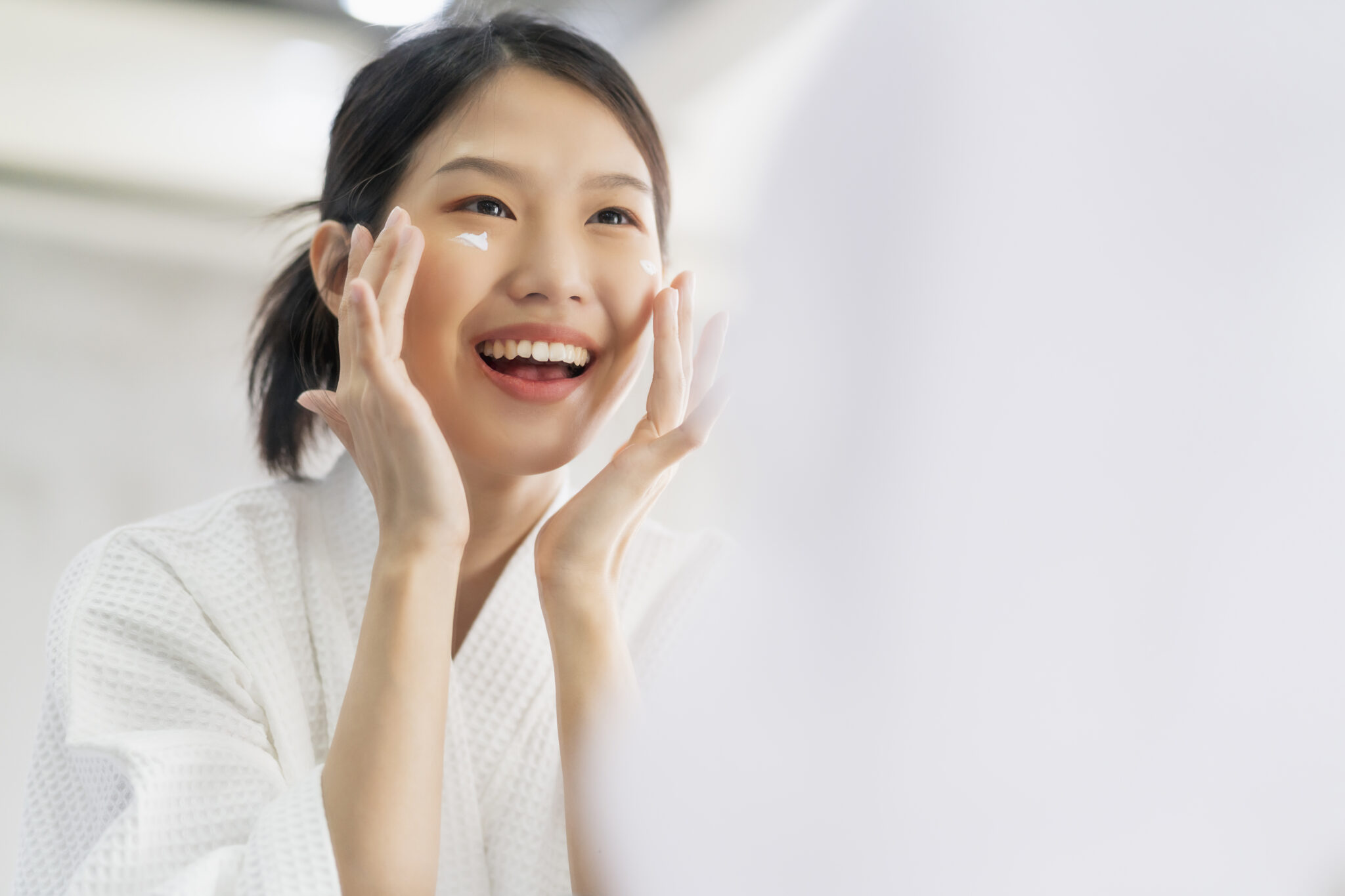 Mỹ phẩm dưỡng trắng da này được cải tiến để dưỡng da một cách hiệu quả, đồng thời hỗ trợ chăm sóc da toàn diện cho làn da khỏe mạnh.