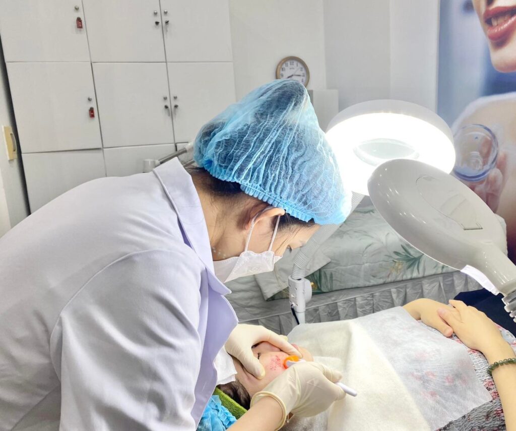 Liệu pháp lăn kim trị sẹo mụn giúp kích thích sản sinh collagen tự nhiên, từ đó hỗ trợ quá trình trị sẹo mụn và phục hồi cấu trúc da hiệu quả.