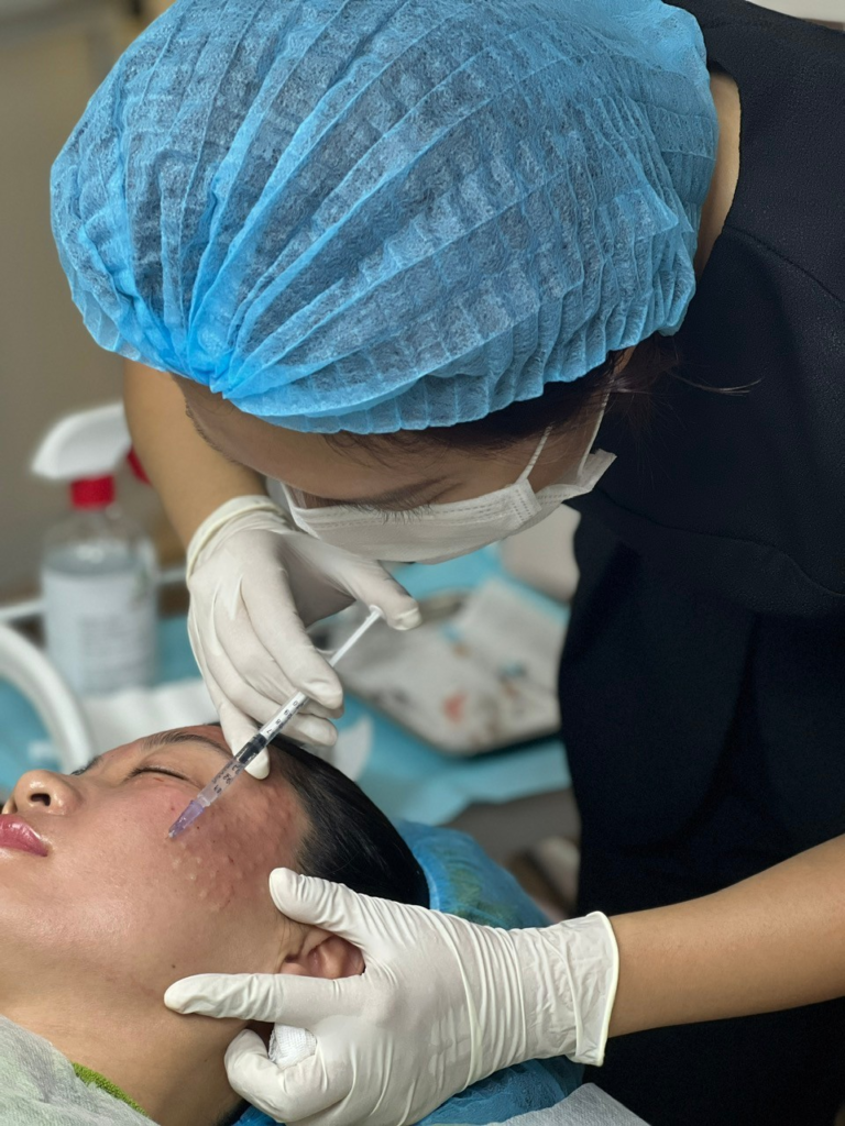 Với quy trình tiêm meso Long Xuyên tiên tiến, địa chỉ tiêm meso uy tín Long Xuyên cung cấp dịch vụ với giá tiêm meso tại Long Xuyên hợp lý, mang lại hiệu quả tiêm meso Long Xuyên cao và review tiêm meso Long Xuyên tích cực từ khách hàng.
