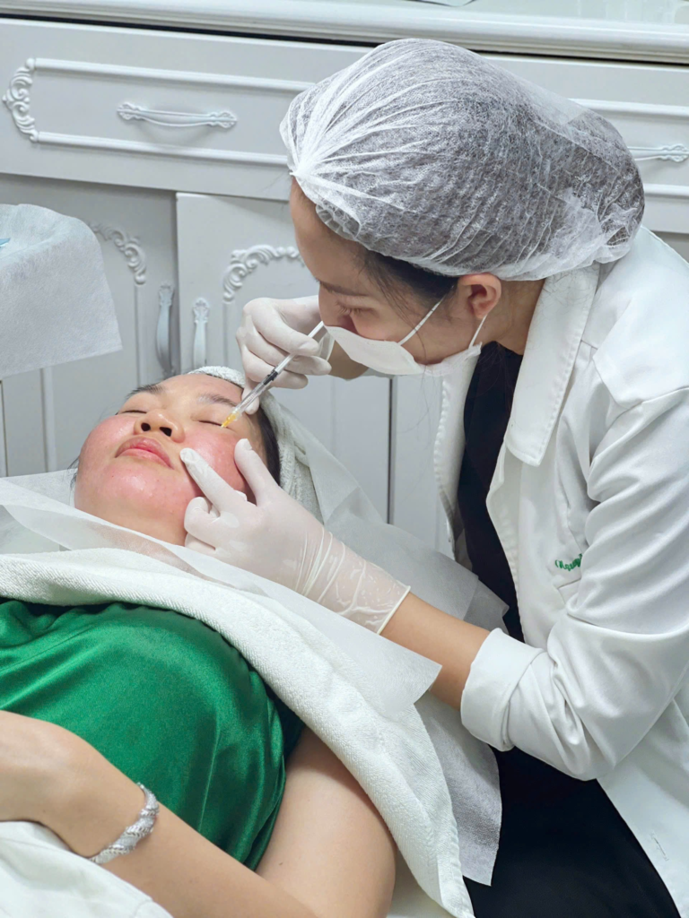 Ảnh meso07.png cho thấy quy trình tiêm meso Cà Mau được thực hiện tại một spa tiêm meso Cà Mau với tiêu chuẩn cao, minh chứng cho dịch vụ tiêm meso Cà Mau xuất sắc và được đánh giá tiêm meso Cà Mau tích cực.