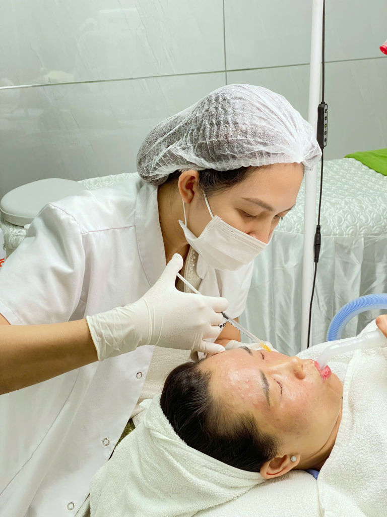 Ảnh meso10.png phản ánh quá trình tiêm meso Cà Mau hiện đại tại thẩm mỹ viện tiêm meso Cà Mau, giúp khách hàng trải nghiệm dịch vụ tiêm meso Cà Mau đẳng cấp và nhận được đánh giá tiêm meso Cà Mau cao.