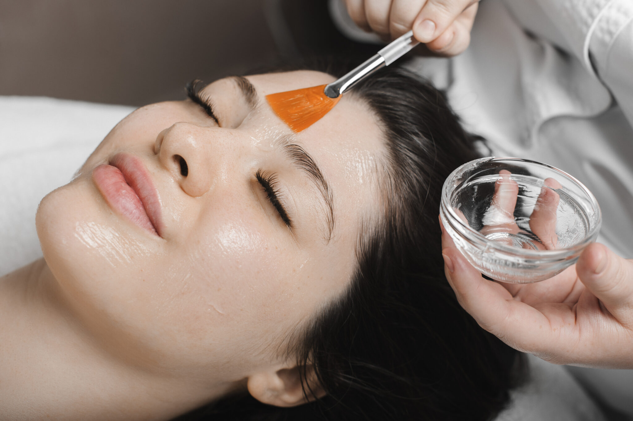 Kỹ thuật peel trắng da an toàn hỗ trợ loại bỏ tế bào chết, giúp làn da trẻ trung và giữ được trắng da an toàn bất chấp tác động của môi trường.