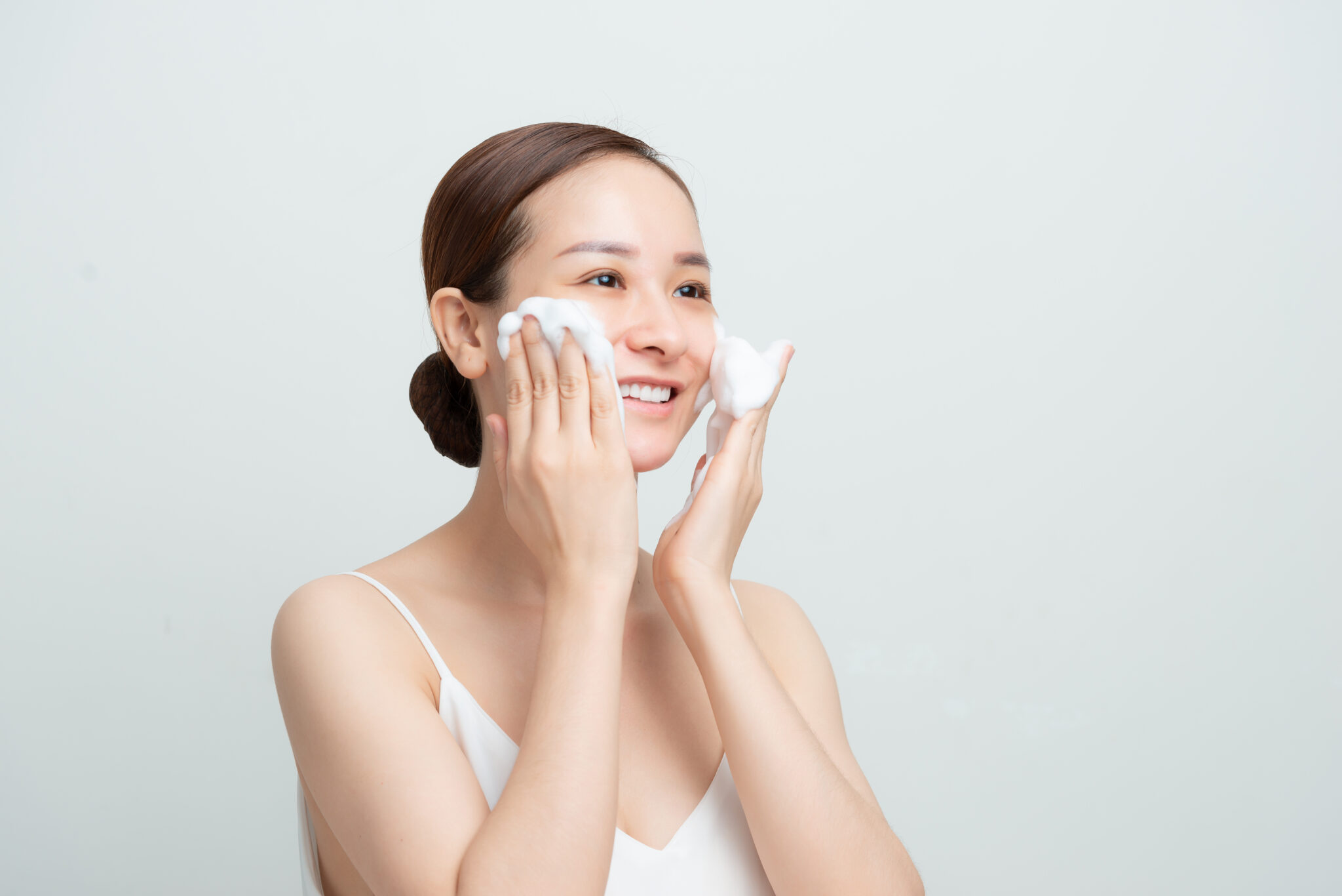 Việc rửa mặt đúng cách với sữa rửa mặt chuyên dụng giúp cân bằng độ ẩm và dịu nhẹ cho da, đảm bảo quy trình rửa mặt hàng ngày đạt hiệu quả tối ưu.