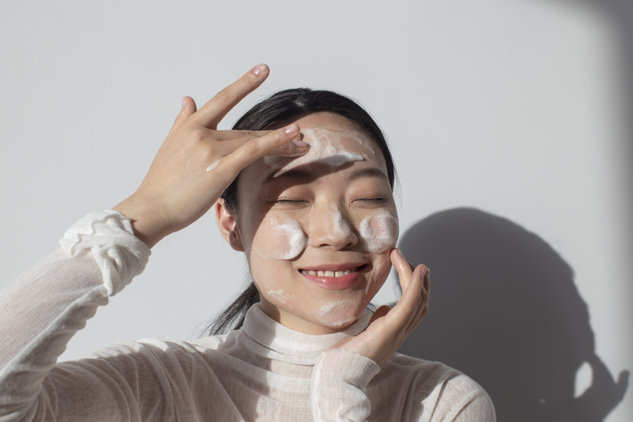 Việc rửa mặt bằng cách massage nhẹ nhàng không chỉ loại bỏ bụi bẩn mà còn kích thích tuần hoàn, giúp quá trình rửa mặt trở nên hiệu quả và thư giãn.
