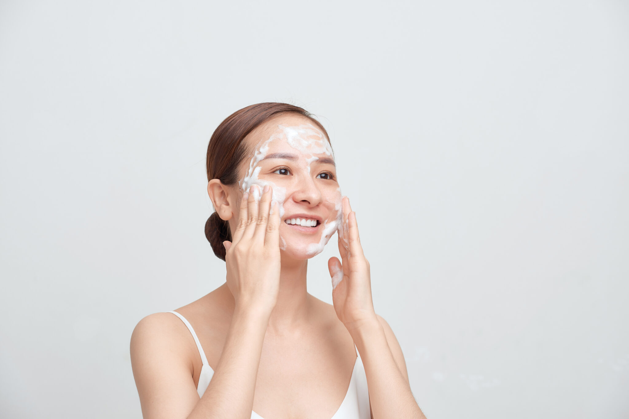 Áp dụng quy trình rửa mặt đúng cách với các sản phẩm phù hợp sẽ hỗ trợ cân bằng tự nhiên cho da, đồng thời giúp quy trình rửa mặt trở nên tối ưu và bảo vệ làn da.