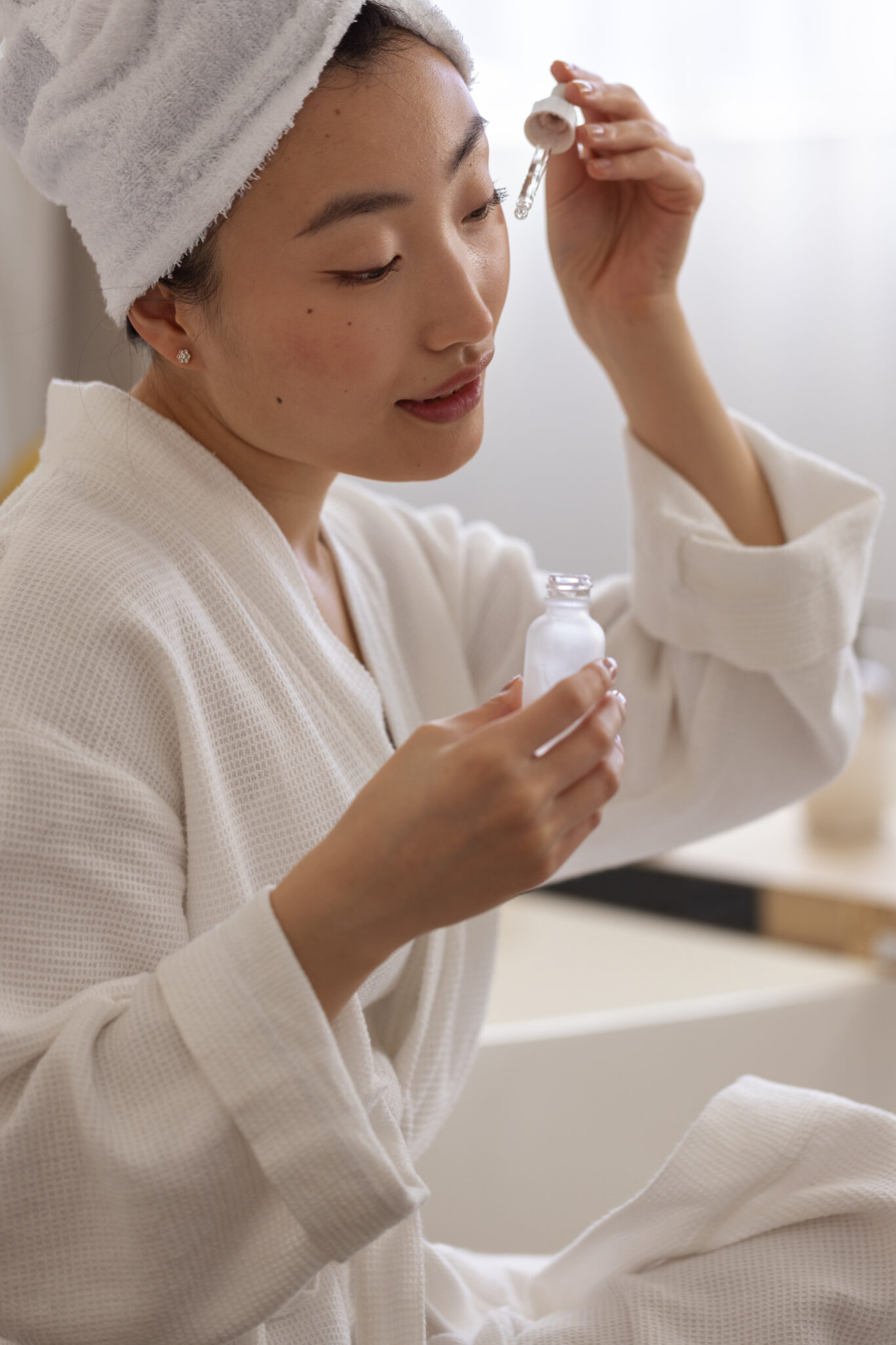 Áp dụng serum chất lượng, liệu trình chăm sóc da mặt Bến Tre trở nên độc đáo khi mỗi giọt serum được thẩm thấu sâu, kích thích sản sinh collagen tự nhiên và độc lập hoàn thiện quá trình dưỡng da.