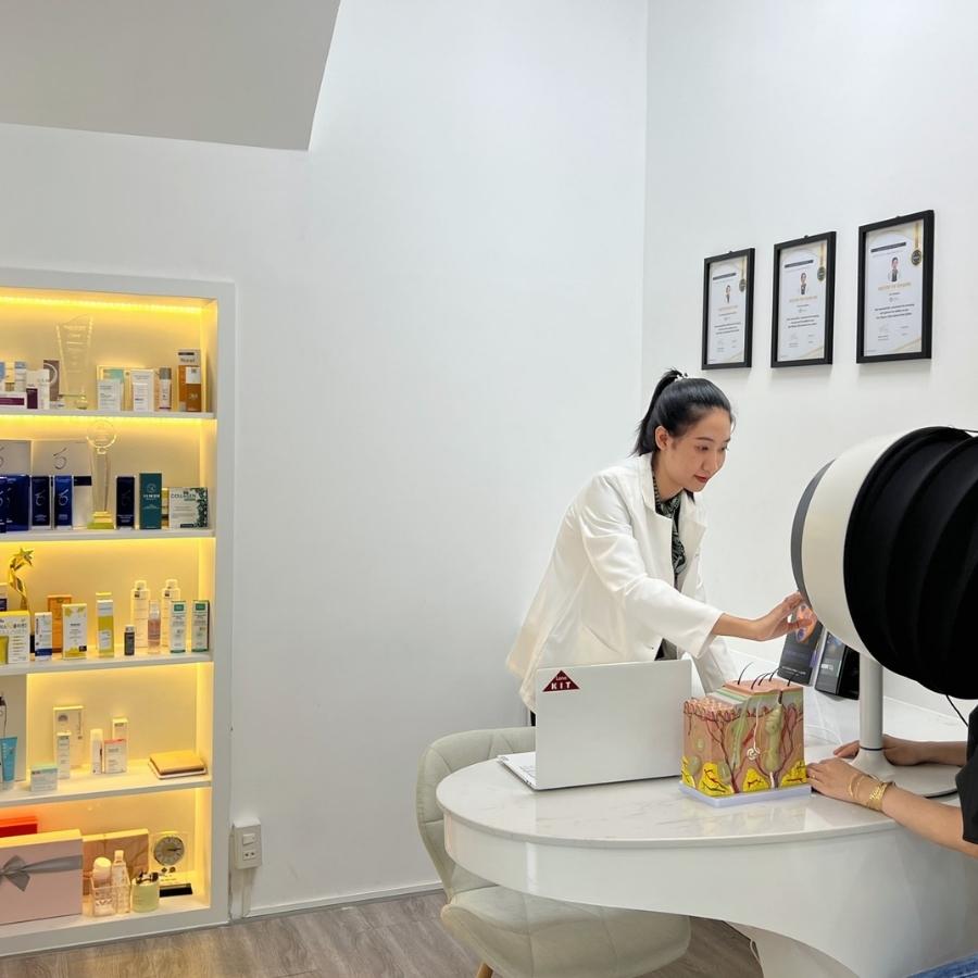 Hình ảnh thể hiện sự chuyên nghiệp của shop mỹ phẩm tại cần thơ khi khách hàng có thể dễ dàng mua mỹ phẩm online ở đâu tốt cần thơ, lựa chọn mỹ phẩm giá sỉ cần thơt được đánh giá cao từ các chuyên gia và trải nghiệm mỹ phẩm tại cần thơ từ địa chỉ mỹ phẩm xách tay uy tín.