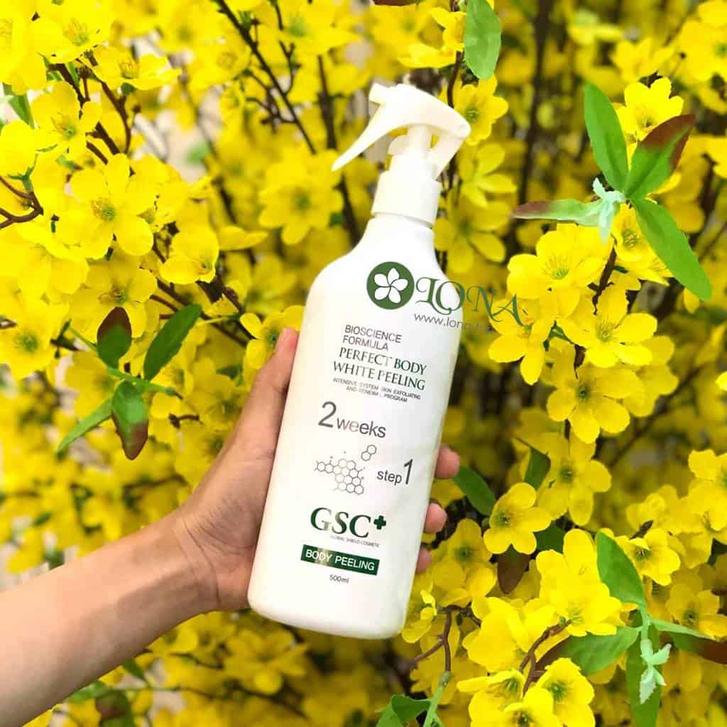 Xịt tẩy tế bào chết với công thức độc đáo góp phần cải thiện hiệu quả tắm trắng, hỗ trợ làm sạch sâu và đem lại sắc da đều màu cho da nhạy cảm.