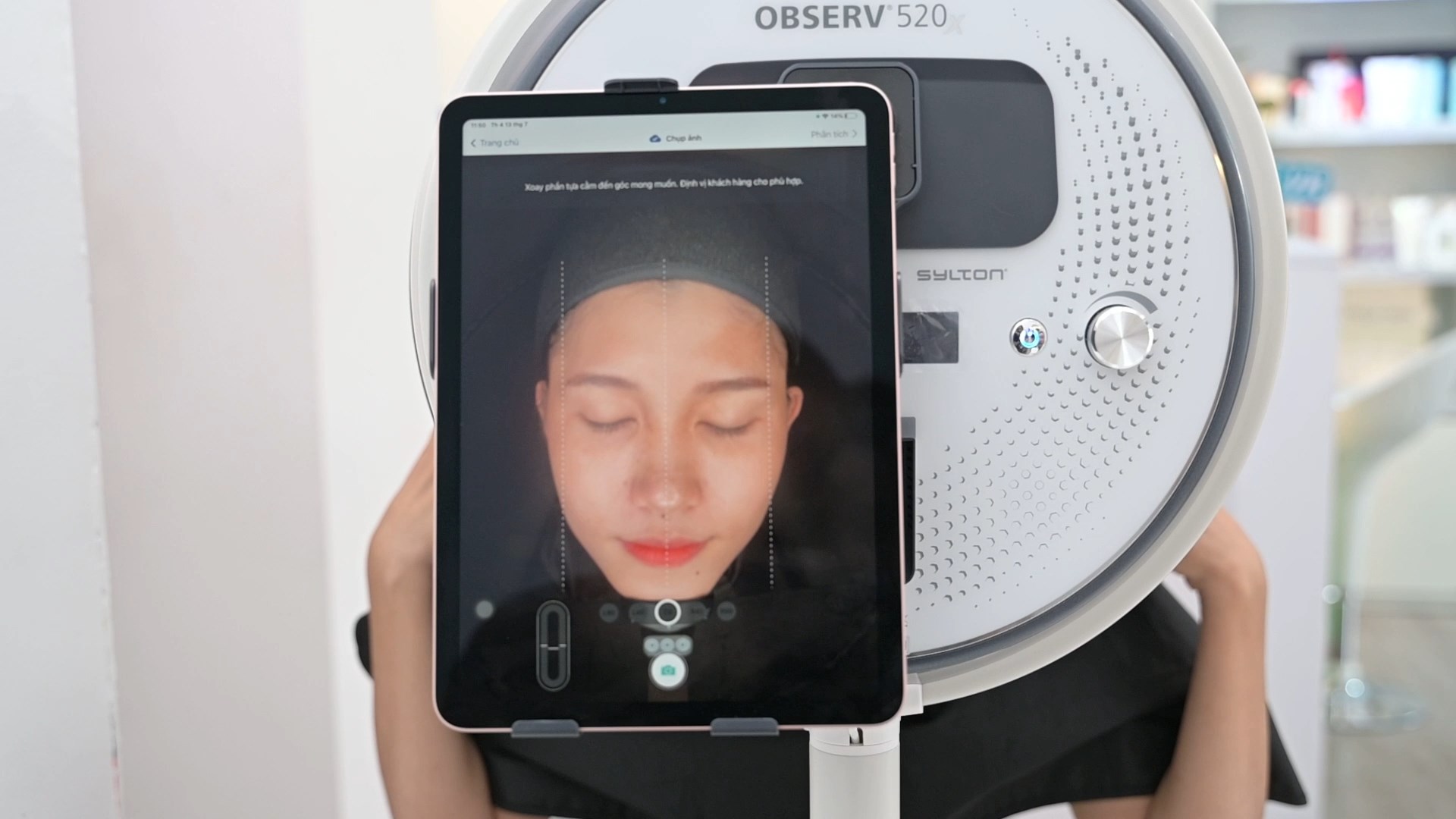 Màn hình máy soi da OBSERV 520 hiển thị hình ảnh phân tích khuôn mặt khách — Lona Home Spa, Cần Thơ