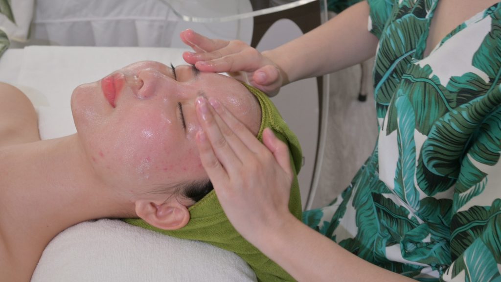 Hai bàn tay kỹ thuật viên massage vùng má và gò má cho khách — Lona Home Spa, Cần Thơ