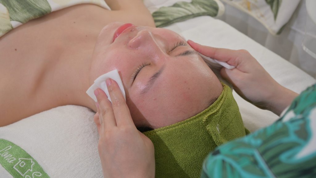 Bước làm sạch da mặt bằng bông thấm dung dịch — Lona Home Spa, Cần Thơ