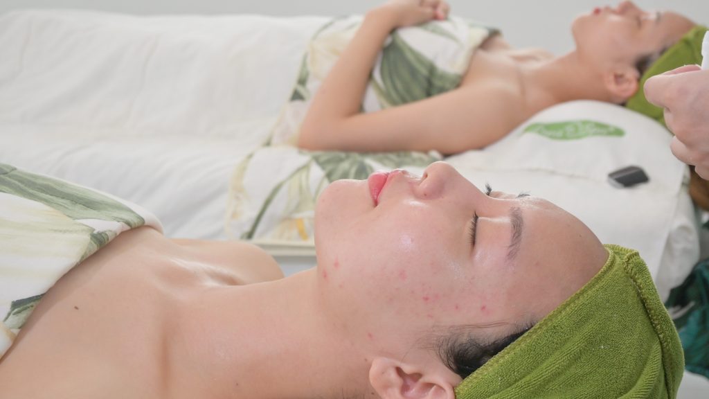 Khách nằm nghỉ trong lúc dưỡng chất thẩm thấu, khăn quấn gọn quanh đầu — Lona Home Spa, Cần Thơ