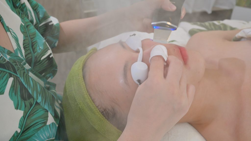 Thiết bị hai đầu tròn được áp lên vùng trán và má khách — Lona Home Spa, Cần Thơ