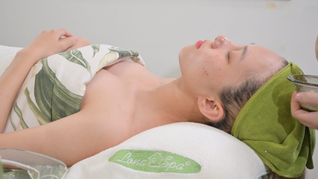 Khách nằm thư giãn với khăn phủ, kết thúc liệu trình — Lona Home Spa, Cần Thơ