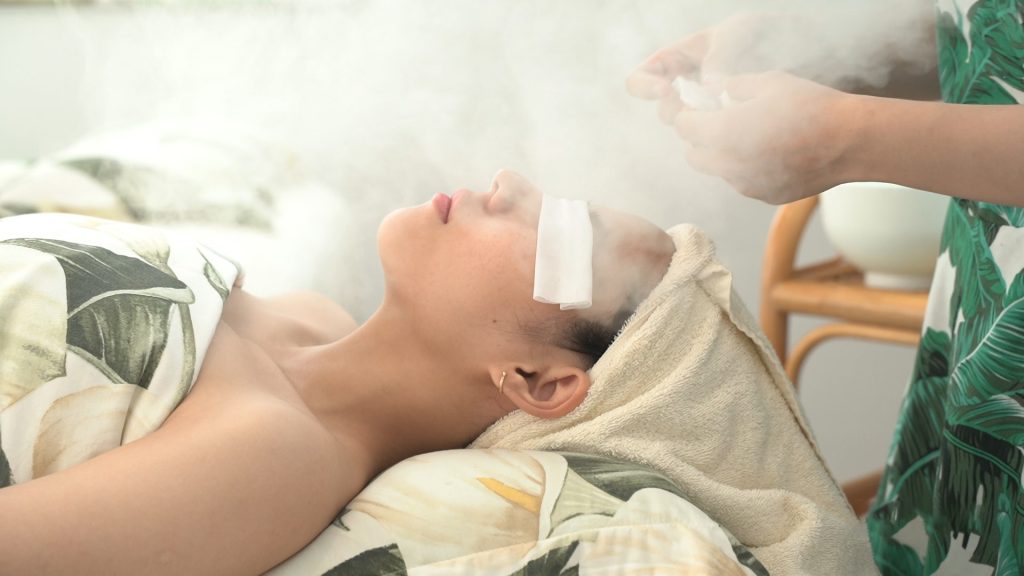 Khách nằm thư giãn trong phòng trị liệu với khăn quấn đầu, ánh sáng dịu — Lona Home Spa, Cần Thơ