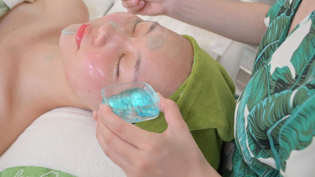 Đắp mặt nạ gel làm dịu lên toàn mặt sau khi can thiệp — Lona Home Spa, Cần Thơ